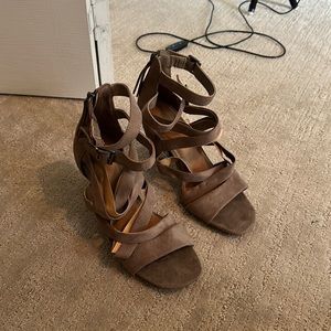 Universal thread strappy heals